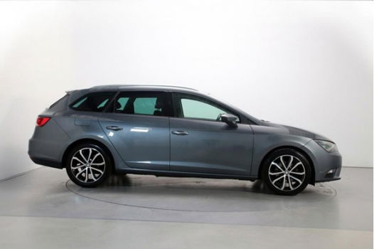 Seat Leon ST - 1.6 TDI Ecomotive Lease Sport Xenon-Led Leder/Alcantara Navigatie Parkeersensoren - 1