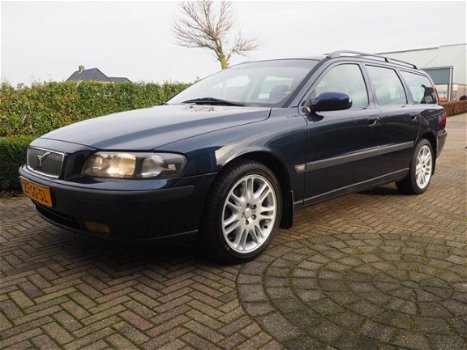 Volvo V70 - 2.4 T Comfort Line 200 PK | Schuifdak | ECC | Cruise | Trekhaak | - 1