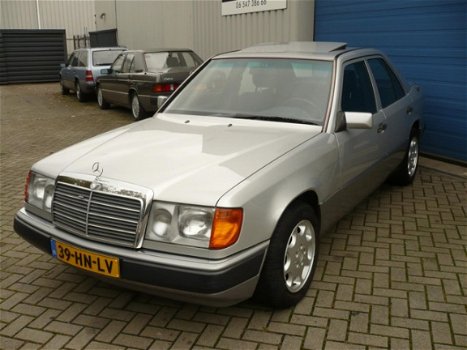 Mercedes-Benz 220 - 200-500 (W124) E - 1