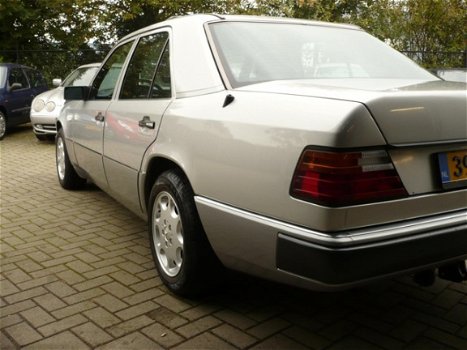 Mercedes-Benz 220 - 200-500 (W124) E - 1