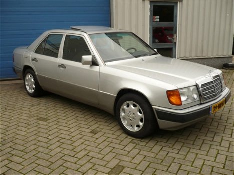 Mercedes-Benz 220 - 200-500 (W124) E - 1