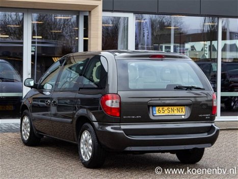 Chrysler Voyager - 2.4i 16V SE-Luxe 7-persoons / 2 Schuifdeuren - 1