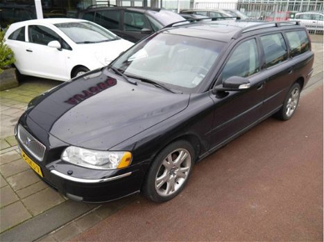 Volvo V70 - 2.4 D5 AWD Summum Automaat - 1