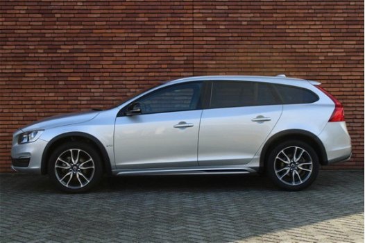 Volvo V60 Cross Country - D3 Momentum Business - 1