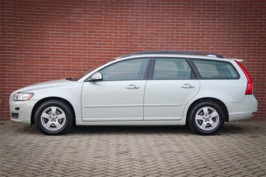 Volvo V50 - 2.0F Kinetic, Trekhaak, Keyless, Dakrails - 1