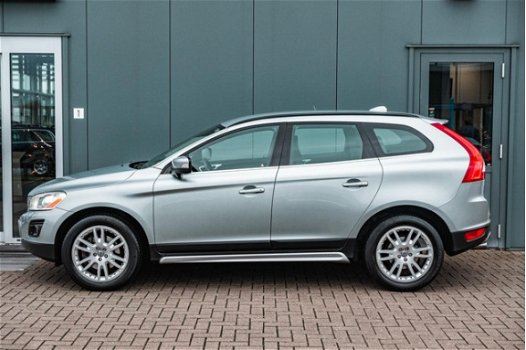 Volvo XC60 - 2.4 D5 AWD Summum / Trekhaak / Parkeersensoren / Stoel verwarming / Klimaat + Apadtive - 1