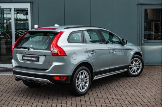 Volvo XC60 - 2.4 D5 AWD Summum / Trekhaak / Parkeersensoren / Stoel verwarming / Klimaat + Apadtive - 1