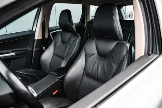 Volvo XC60 - 2.4 D5 AWD Summum / Trekhaak / Parkeersensoren / Stoel verwarming / Klimaat + Apadtive - 1