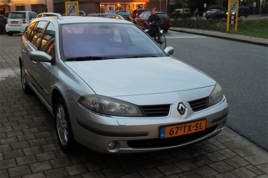 Renault Laguna Grand Tour - 2.0-16V Tech Line APK Distributie vervangen - 1