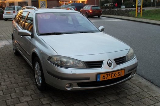 Renault Laguna Grand Tour - 2.0-16V Tech Line APK Distributie vervangen - 1