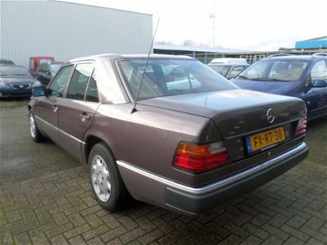 Mercedes-Benz 220 - 200-500 (W124) E AUTOMAAT - 1