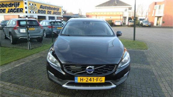 Volvo V60 Cross Country - 2.0 D3 150 Pk Momentum Automaat Trekhaak Leder Navi Ecc-airco Lmv Pdc enz. - 1