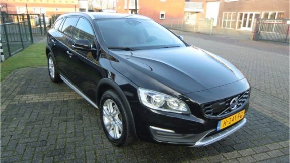 Volvo V60 Cross Country - 2.0 D3 150 Pk Momentum Automaat Trekhaak Leder Navi Ecc-airco Lmv Pdc enz. - 1