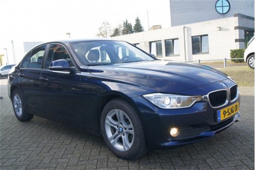 BMW 3-serie - 316d Upgrade Edition AIRCO I PDC I NAVI I MULTI MEDIA I LMV I UPGRADE EDITION I DEALER - 1