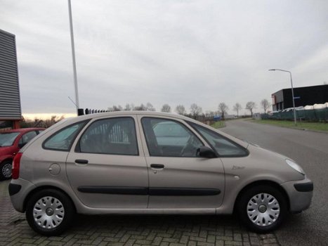 Citroën Xsara Picasso - 1.6i 5 deurs, AIRCO, NIEUWE APK en rijd, remt, schakelt zeer goed - 1