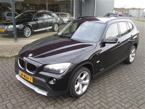 BMW X1 - 2.0 16V SDRIVE NAVI (occasion) ruisecontrol , Clima, PDC, Roofrails, 18 Inch Velgen - 1