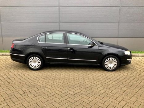 Volkswagen Passat - 2.0 TDI Comfortline SEDAN Clima Navi - 1