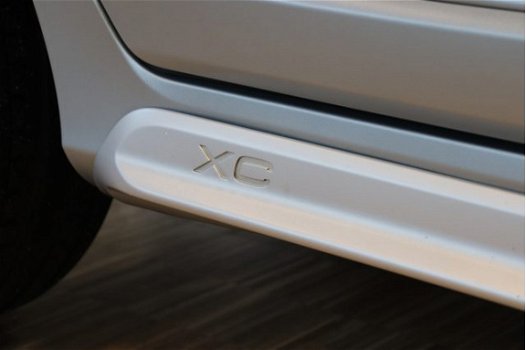 Volvo XC60 - 2.4 D5 AWD R-Design Navigatie| Xenon| Keyless| Trekhaak| PDC| Bluetooth| Leder| Stoelve - 1