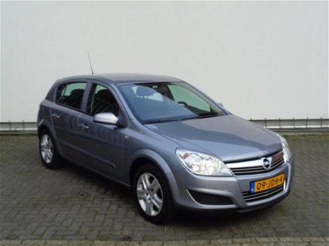 Opel Astra - 1.6 16V 5D 85KW Executive / Navi / 97.000 KM - 1