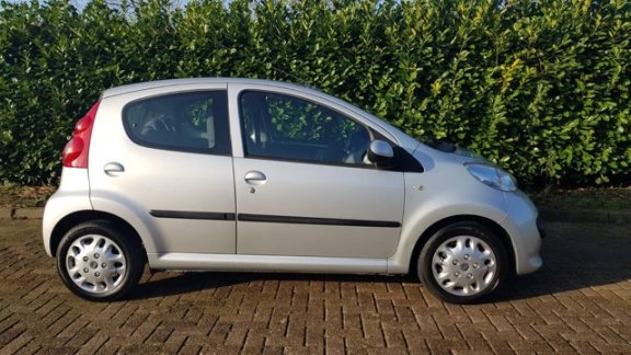 Peugeot 107 - 1.0-12V XS 5-drs Airco Toerenteller APK tot 01-'21 ond. boekje 2 sleutels - 1