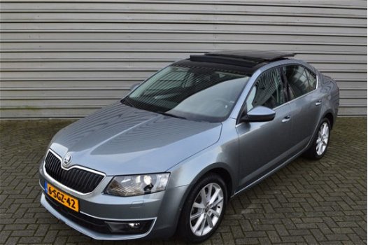 Skoda Octavia - 1.4 TSI 140PK ELEGANCE BUSINESSLINE PANORAMADAK-ECC-NAVIGATIE-PDC - 1