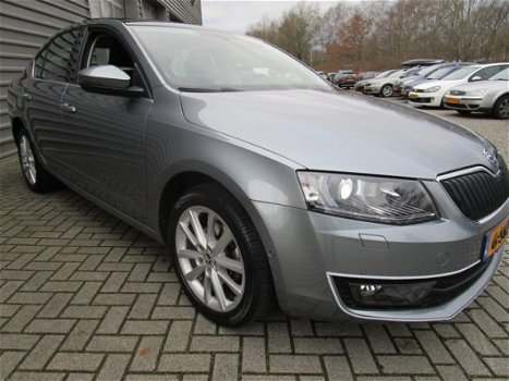 Skoda Octavia - 1.4 TSI 140PK ELEGANCE BUSINESSLINE PANORAMADAK-ECC-NAVIGATIE-PDC - 1