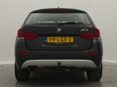 BMW X1 - sDrive18i Executive AUTOMAAT / NAVI / AIRCO-ECC / LEDER / PANORAMADAK / PDC / LMV / TREKHA