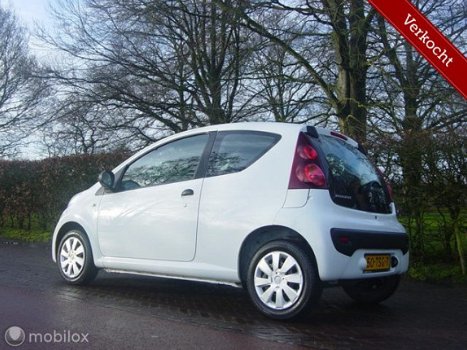 Peugeot 107 - Bwj 2012 ( 86.104 KM/AIRCO ) APK 2021 PLAATJE - 1