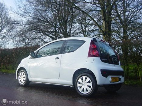 Peugeot 107 - Bwj 2012 ( 86.104 KM/AIRCO ) APK 2021 PLAATJE - 1