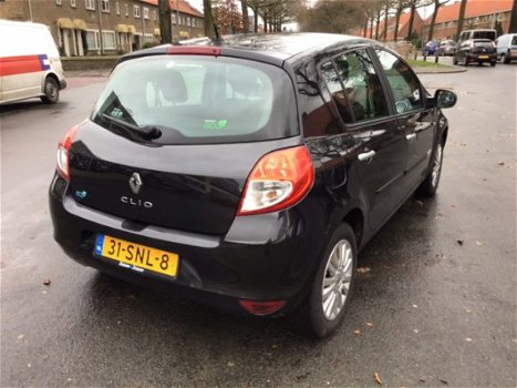 Renault Clio - 1.2 16v Collection Airco, Cruise, 15'' Lichtm. velg - 1