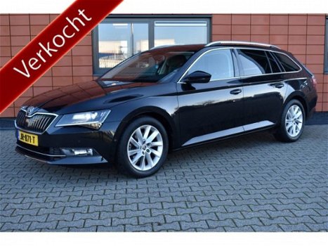 Skoda Superb Combi - 1.6 TDI Style Business Leder/Navigatie/Camera - 1