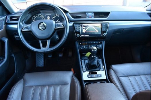 Skoda Superb Combi - 1.6 TDI Style Business Leder/Navigatie/Camera - 1