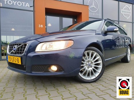 Volvo V70 - 2.4D AUT. LEER / NAVI / TREKHAAK - 1