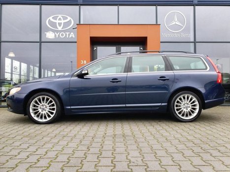 Volvo V70 - 2.4D AUT. LEER / NAVI / TREKHAAK - 1