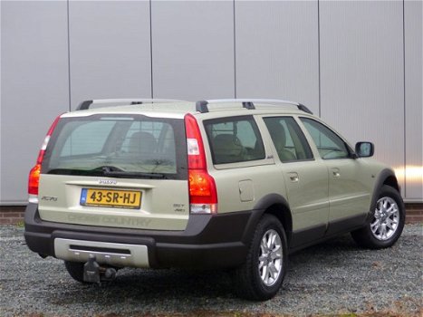 Volvo XC70 - 2.5 T AWD AUT Momentum Leer / Stoelverwarming / Nieuwe APK - 1