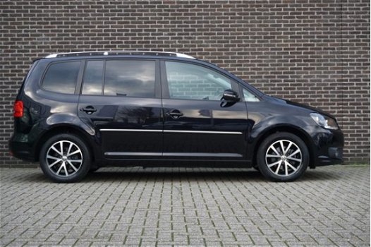 Volkswagen Touran - 1.6 TDI 105pk DSG Highline + Navigatie + PDC - 1