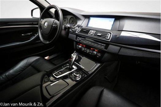 BMW 5-serie - 520i High Executive | XENON | CLIMA | CRUISE | NAVI | PDC | 19
