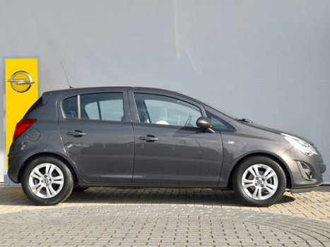 Opel Corsa - 1.4-16V Design Edition Navigatie / Stoel en Stuurverwarming / Trekhaak / Airco - 1