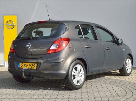 Opel Corsa - 1.4-16V Design Edition Navigatie / Stoel en Stuurverwarming / Trekhaak / Airco - 1