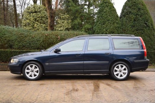 Volvo V70 - 2.4 Comfort Line TREKHAAK / ONDERHOUDSHISTORIE - 1