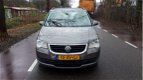 Volkswagen Touran - 2.0 TDI Comfortline Business AUTOMAAT BJ 2007 - 1 - Thumbnail