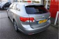 Toyota Avensis Wagon - 1.8 VVTi Business Plus | Xenon + LED dagrijverlichting | 17