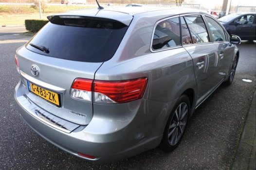 Toyota Avensis Wagon - 1.8 VVTi Business Plus | Xenon + LED dagrijverlichting | 17