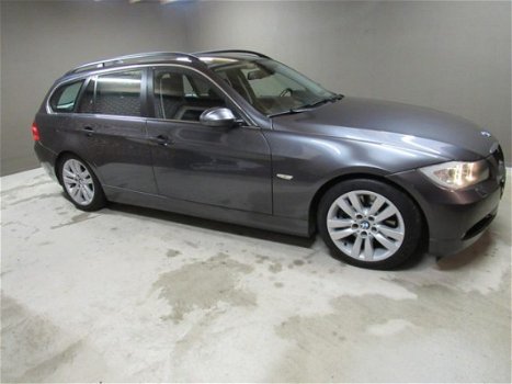 BMW 3-serie Touring - 330d High Executive, parkersensoren, clima, automaat - 1