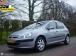 Peugeot 307 - 1.6 ( 126.394 KM ) Bwj 2003 APK 03-2021 PLAATJE - 1 - Thumbnail