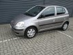 Toyota Yaris - 1.3 VVT-i Idols 5 deurs met airco elektrisch pakket zeer mooie auto voor scherpe prij - 1 - Thumbnail