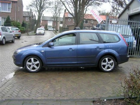 Ford Focus Wagon - 1.6-16V Futura 124d km nap sturbekr airco nieuwe apk - 1