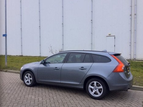 Volvo V60 - 2.0 D3 Momentum | Automaat | Navigatie | PDC voor+achter - 1