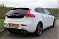 Volvo V40 - D2 R-Design Business | Verwarmbare voorruit | Panoramisch dak | Noodreservewiel - 1 - Thumbnail