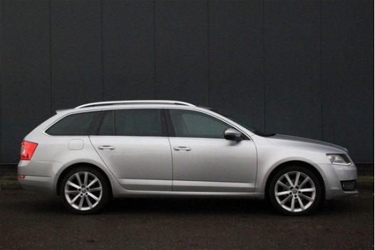 Skoda Octavia Combi - 2.0 TDI Greentech Ambition Panorama/Leer/Xenon/Parkeer sensoren v, a/Navigatie - 1